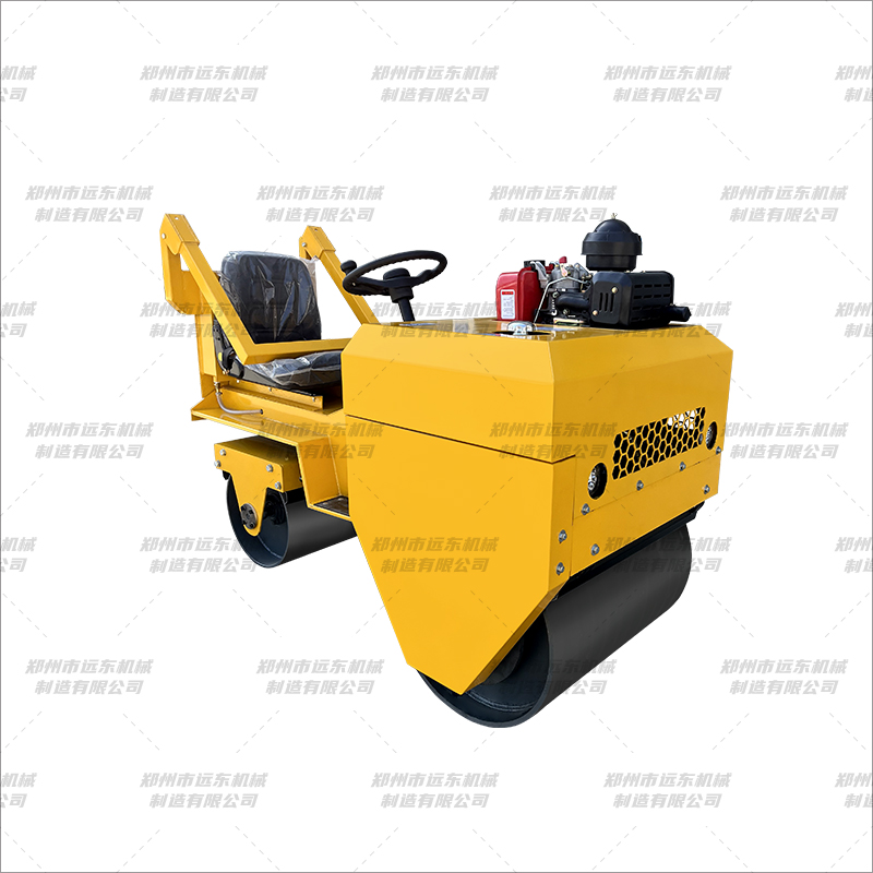 FVR850座駕式壓路機(jī)(圖1) FVR850座駕式壓路機(jī)(圖1)